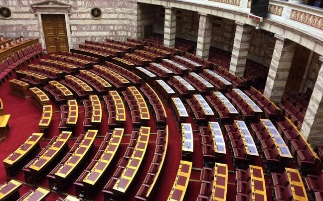 Ποια βουλευτής δειγμάτιζε ταινίες σε βίντεο κλαμπ και καφέδες σε κυλικεία (βίντεο)